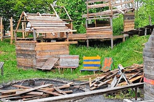 An dieser Feuerstelle warf ein Kind eine Spraydose ins Feuer.