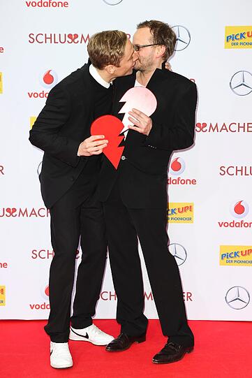 Haben sichtlich Spaß auf der Premiere: "Der Schlussmacher"-Stars Matthias Schweighöfer (links) und sein Film-Kollege Milan Peschel.