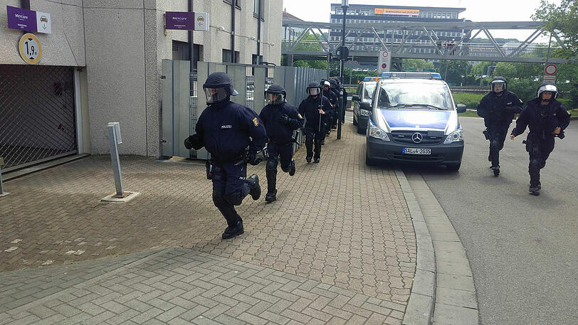 Ausnahmezustand in Saarbrücken: Vor dem Relegationshinspiel ist die Polizei im Großeinsatz.