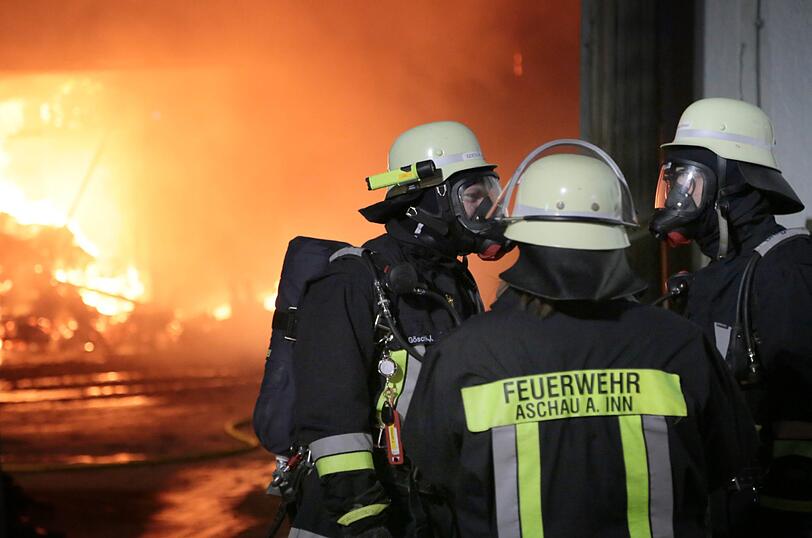 Am Freitagmorgen hat es einen Großbrand auf dem Gelände eines Bauernhofes gegeben. Das Feuer war ersten Erkenntnissen zufolge in einer Lagerhalle ausgebrochen, die Ursache war zunächst unklar.