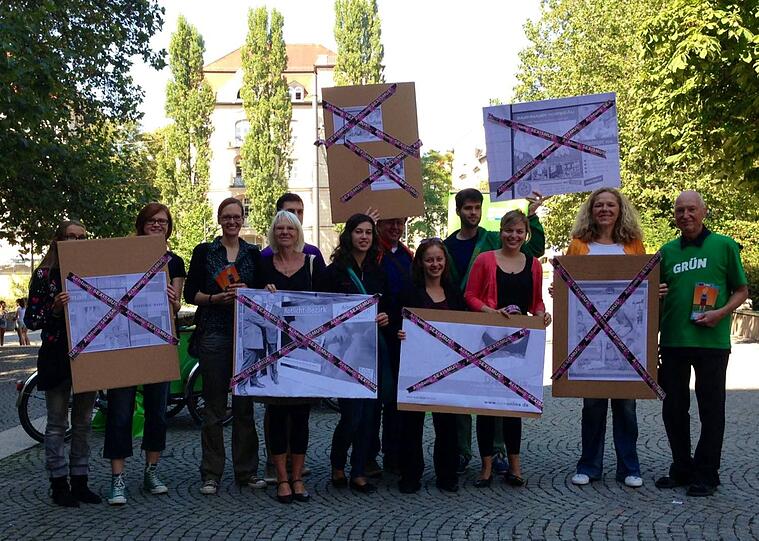 Schluss mit frauenverachtender und entwürdigender Werbung - ein Foto der Grünen-Aktion am Freitag an der Münchner Freiheit.
