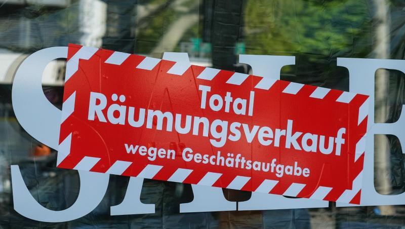 Keine Zukunft: "Total Räumungsverkauf wegen Geschäftsaufgabe". Keine Zukunft: "Total Räumungsverkauf wegen Geschäftsaufgabe".