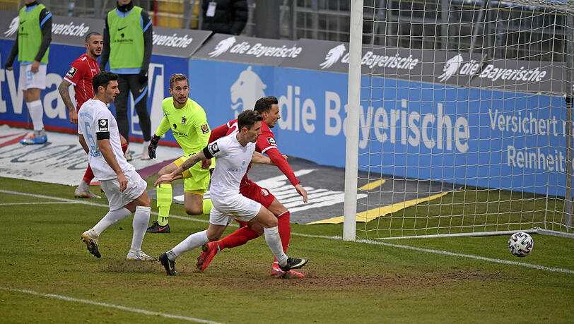 Türkgücüs Petar Sliskovic trifft zum 2:2-Endstand., 1860-Keeper Marco Hiller kann nur noch hinterherschauen.