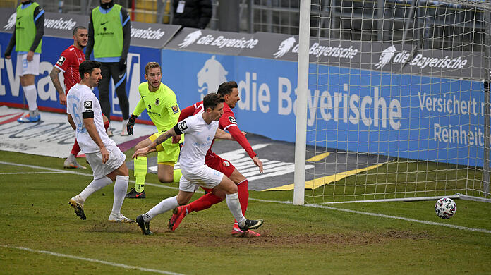 Türkgücüs Petar Sliskovic trifft zum 2:2-Endstand., 1860-Keeper Marco Hiller kann nur noch hinterherschauen.