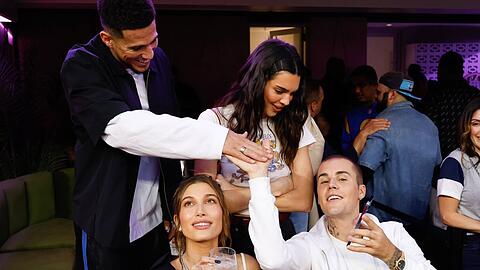 Devin Booker und Kendall Jenner (oben) mit Hailey und Justin Bieber beim Super Bowl.