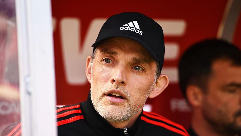 Bayerns Trainer Thomas Tuchel nimmt auf der Bank Platz.