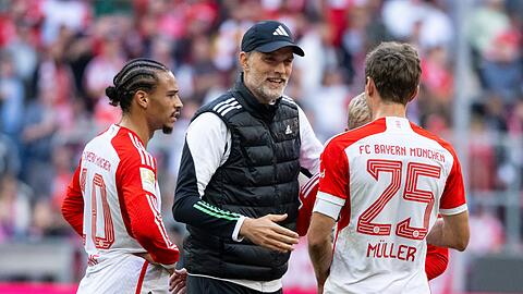 Leroy Sane, Trainer Thomas Tuchel und Thomas Müller (l-r) nach dem Spiel gegen Bochum.