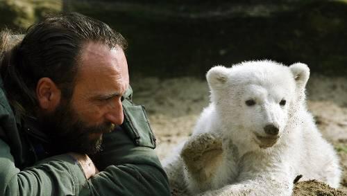 Die Bilder von Eisbär Knut und seinem Pfleger Thomas Dörflein gingen 2007 um die Welt. Die Bilder von Eisbär Knut und seinem Pfleger Thomas Dörflein gingen 2007 um die Welt.