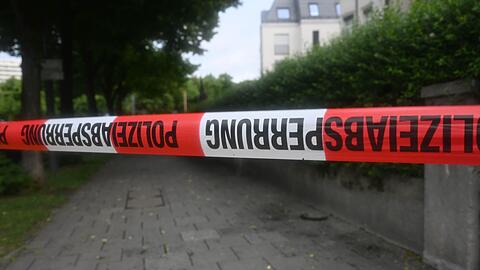 Mit Absperrband war ein Weg abgeriegelt worden.