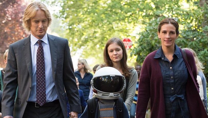 "Wunder": Nate (Owen Wilson, l.) Auggie (Jacob Tremblay, M.) und Isabel (Julia Roberts).