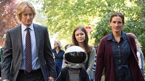 "Wunder": Nate (Owen Wilson, l.) Auggie (Jacob Tremblay, M.) und Isabel (Julia Roberts).