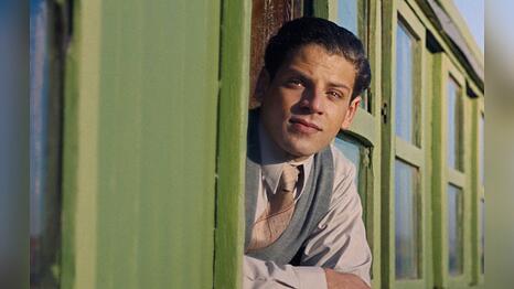 Karim Daoud Anaya verk&ouml;rpert in "Pal&auml;stina 36" Yousef, der zwischen Dorf und Stadt pendelt.
