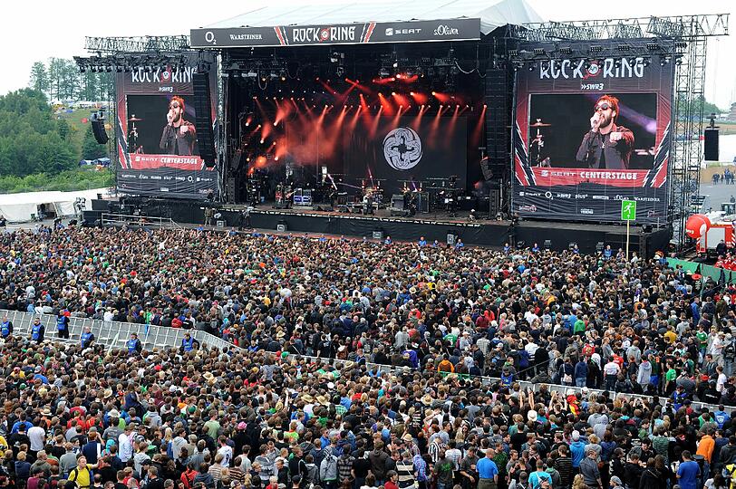 Die Centerstage bei Rock am Ring. Viele Leute, gute Musik. Von Oben sieht das ganz schön geordnet aus.