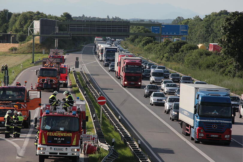 Vermutlich weil er zu schnell auf die Autobahn fährt, kommt ein Laster in der Kurve von der Fahrbahn ab und fährt in die Leitplanke. Sein Hänger kippt um.