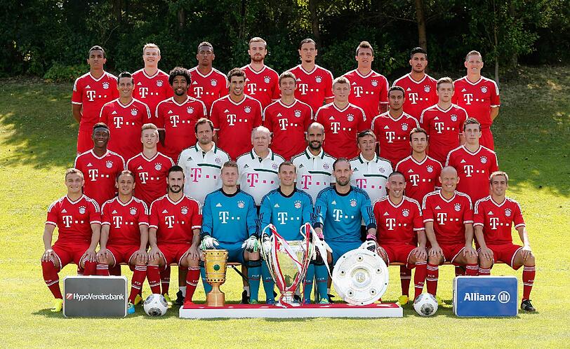 Mit neuen Trikots und neuen Spielern und den drei Trophäen: Das offizielle Mannschaftsfoto des FC Bayern