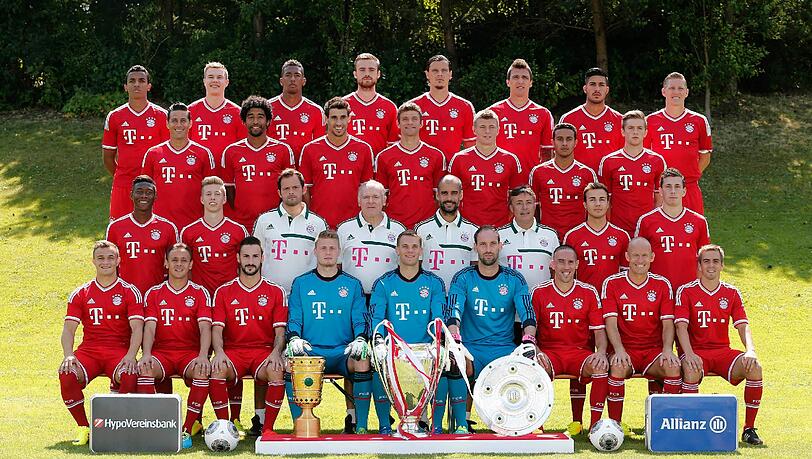 Mit neuen Trikots und neuen Spielern und den drei Trophäen: Das offizielle Mannschaftsfoto des FC Bayern Mit neuen Trikots und neuen Spielern und den drei Trophäen: Das offizielle Mannschaftsfoto des FC Bayern