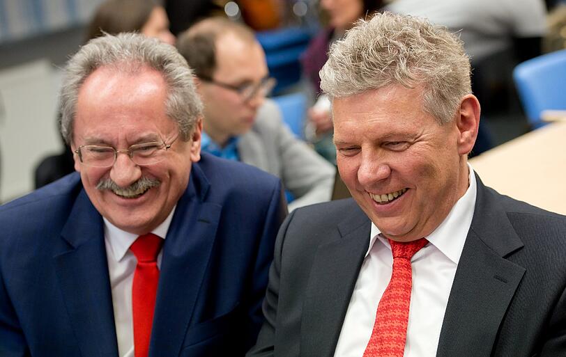 Habe gut lachen: Dieter Reiter und der Oberbürgermeister der Stadt München, Christian Ude (SPD), freuen sich über die ersten Hochrechnungen.