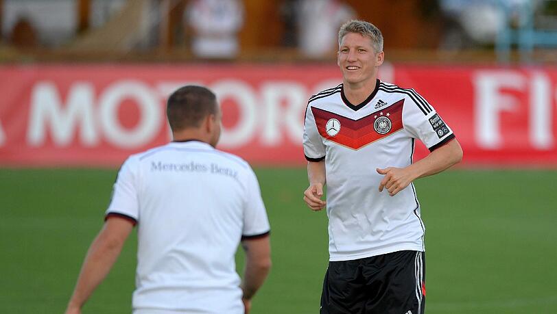 Bastian Schweinsteiger (r.) bei einer Trainingseinheit in Brasilien. Bastian Schweinsteiger (r.) bei einer Trainingseinheit in Brasilien.