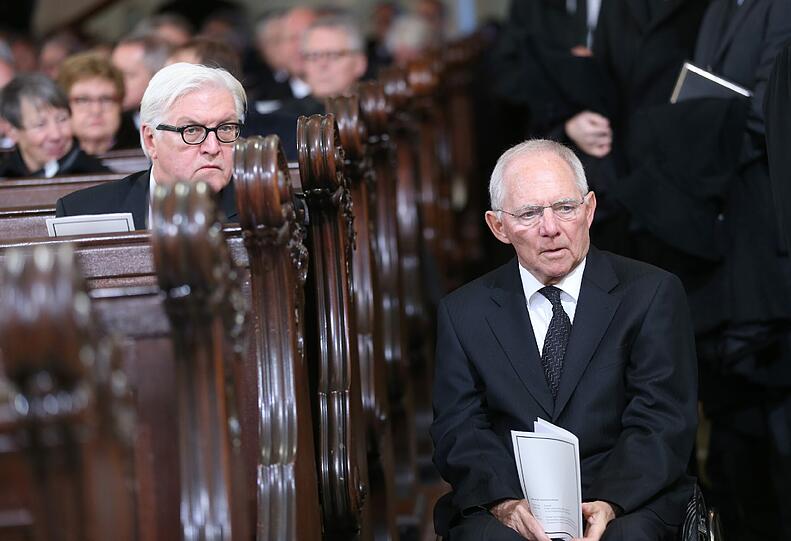 Außenminister Frank-Walter Steinmeier und Finanzminister Wolfgang Schäuble (r.).
