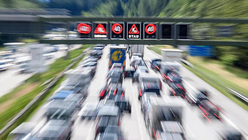 Ab in die Sommerferien! Vorerst müssen die meisten Urlaubsreisenden erstmal durch die kilometerlangen Staus.