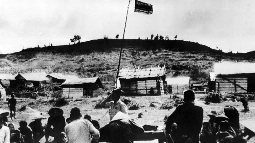 My Lai: Eine südvietnamesische Flagge weht über dem Dorf Truong An. Am 16.03.1968 hatten Einheiten der 11. US-Brigade unbewaffnete Bauern, Frauen und Kinder in dem Dorf in Zentralvietnam, bekannt als My Lai Massaker, niedergemetzelt.