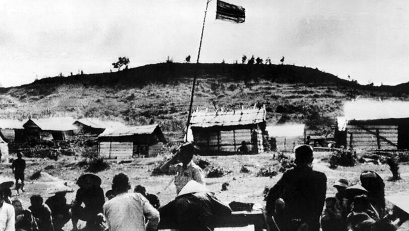 My Lai: Eine südvietnamesische Flagge weht über dem Dorf Truong An. Am 16.03.1968 hatten Einheiten der 11. US-Brigade unbewaffnete Bauern, Frauen und Kinder in dem Dorf in Zentralvietnam, bekannt als My Lai Massaker, niedergemetzelt. My Lai: Eine südvietnamesische Flagge weht über dem Dorf Truong An. Am 16.03.1968 hatten Einheiten der 11. US-Brigade unbewaffnete Bauern, Frauen und Kinder in dem Dorf in Zentralvietnam, bekannt als My Lai Massaker, niedergemetzelt.