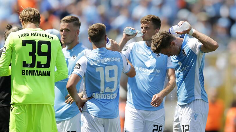 Die große Hitze setzt auch den Löwen-Spielern zu. Nur dass die ausreichend Wasser bekamen.