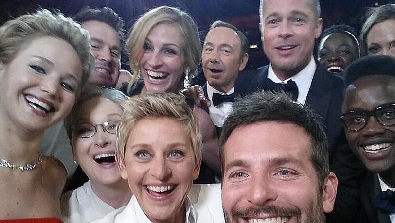 Moderatorin Ellen DeGeneres umringt von Jennifer Lawrence, Meryl Streep, Julia Roberts, Channing Tatum, Angelina Jolie, Bradley Cooper, Brad Pitt, Kevin Spacey, Jared Leto und Lupita Nyong'o Moderatorin Ellen DeGeneres umringt von Jennifer Lawrence, Meryl Streep, Julia Roberts, Channing Tatum, Angelina Jolie, Bradley Cooper, Brad Pitt, Kevin Spacey, Jared Leto und Lupita Nyong'o