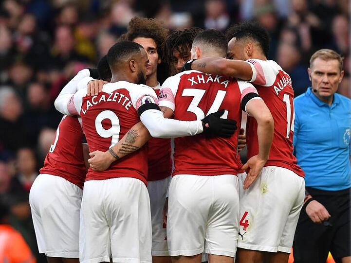 Die Mannschaft des FC Arsenal bejubelt das Führungstor gegen Fulham.