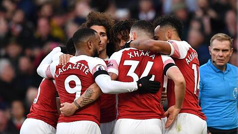 Die Mannschaft des FC Arsenal bejubelt das Führungstor gegen Fulham.