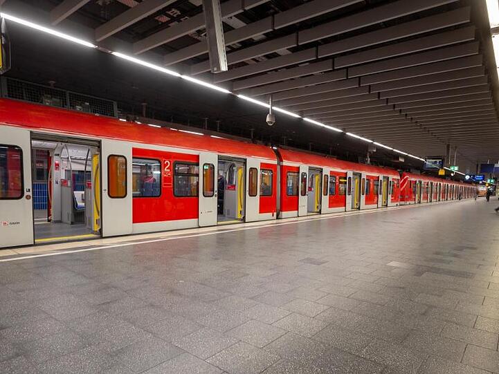 Ein S-Bahn Zug steht am Marienplatz auf dem Bahnhof. Foto: Peter Kneffel/dpa/Archivbild