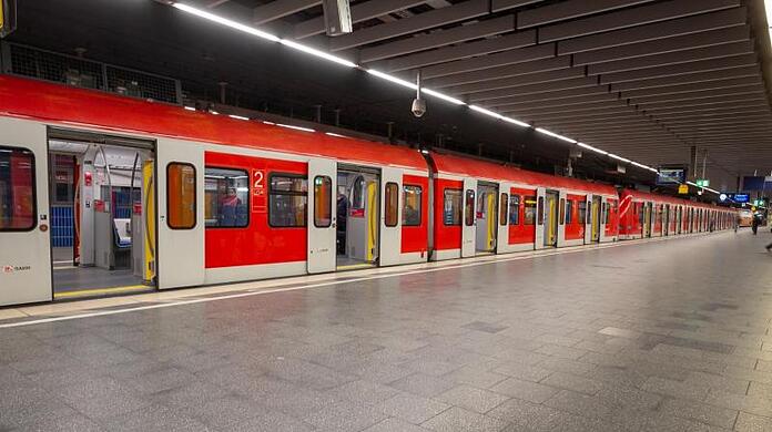 In einer Münchner S-Bahn ist ein 15-jähriges Mädchen von einem Unbekannten sexuell belästigt worden.