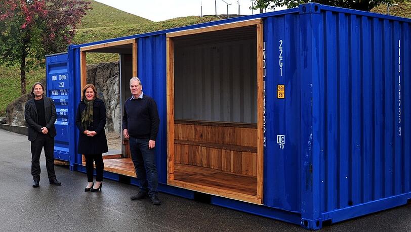 Münchens Dritte Bürgermeisterin Verena Dietl (SPD) am ersten Container dieser Art - am Ackermannbogen.