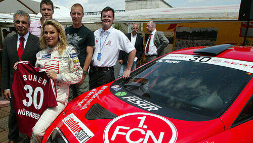 Geheimnis gelüftet: Christina Surer (Zweite v.l.) wird ihren Seat Leon Supercopa im knallig roten FCN-Design um die Steintribüne pilotieren. Geheimnis gelüftet: Christina Surer (Zweite v.l.) wird ihren Seat Leon Supercopa im knallig roten FCN-Design um die Steintribüne pilotieren.