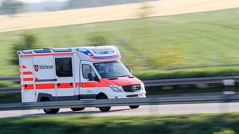 Sanitäter bringen den schwer verletzten Mann in ein Krankenhaus. (Symbolbild)