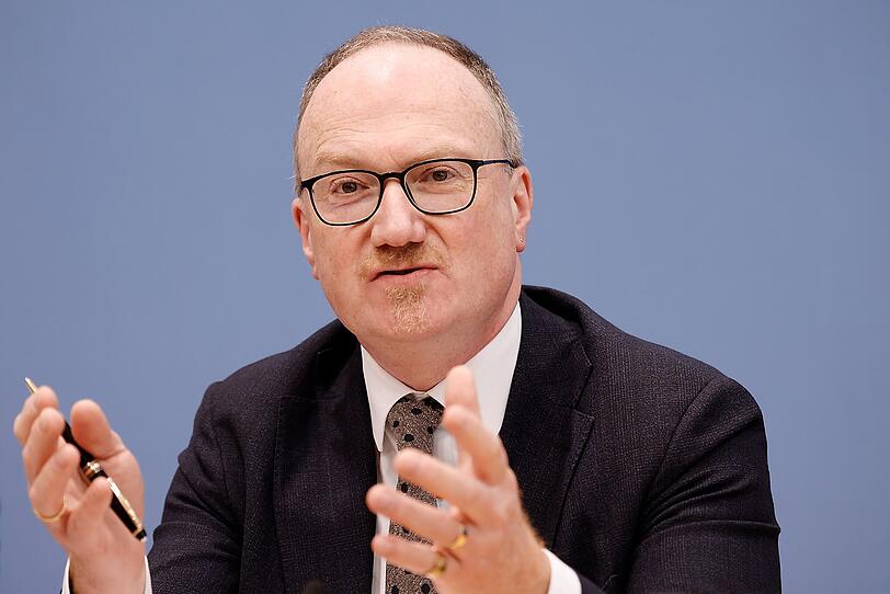 Lars Feld sieht die Industrie in Deutschland in der Krise. Lars Feld sieht die Industrie in Deutschland in der Krise.