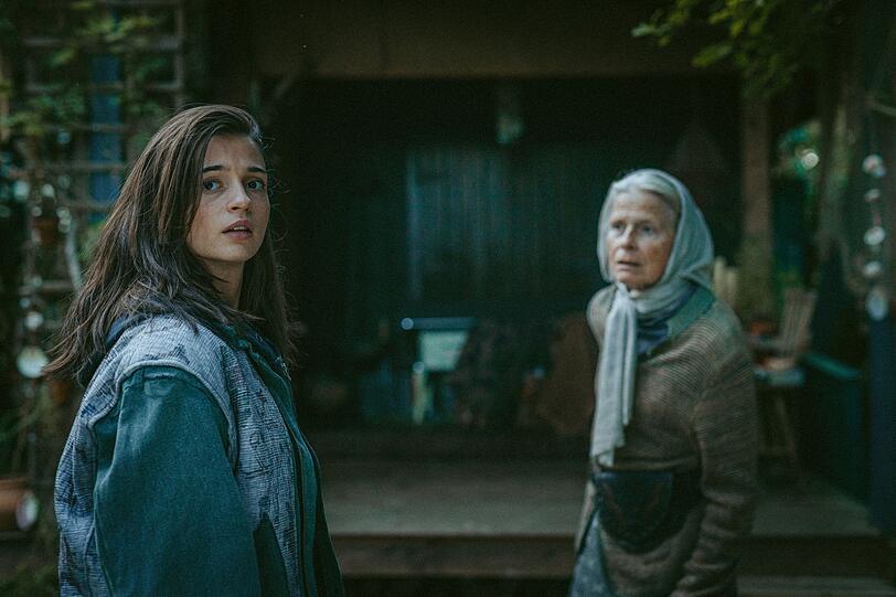 Die geheimnisvolle Amke Lund (Corinna Kirchhoff, rechts) bekommt Angst, als sie erkennt, wer Soma (Lisa-Marie Koroll) ist. Die junge Frau solle sofort die Insel verlassen, sonst seien alle anderen verloren. Die geheimnisvolle Amke Lund (Corinna Kirchhoff, rechts) bekommt Angst, als sie erkennt, wer Soma (Lisa-Marie Koroll) ist. Die junge Frau solle sofort die Insel verlassen, sonst seien alle anderen verloren.