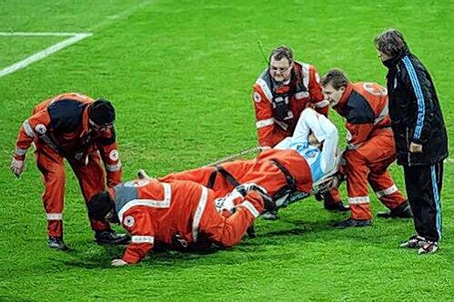 Das auch noch! Beim Abtransport des schwer verletzten Martin Demichelis rutscht einer der Helfer aus, die Trage plumpst zu Boden.