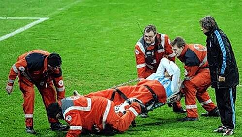 Das auch noch! Beim Abtransport des schwer verletzten Martin Demichelis rutscht einer der Helfer aus, die Trage plumpst zu Boden. Das auch noch! Beim Abtransport des schwer verletzten Martin Demichelis rutscht einer der Helfer aus, die Trage plumpst zu Boden.
