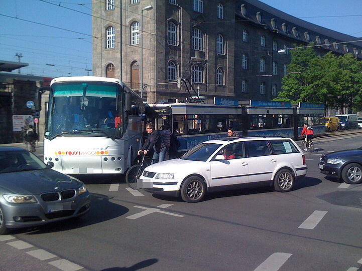 Ein italienischer Reisebus ist am Freitagmorgen mit einer Trambahn kollidiert. Offenbar hat der Busfahrer die Trambahn beim Linksabbiegen von der Arnulfstraße in die Seidlstraße übersehen. Die Bilder