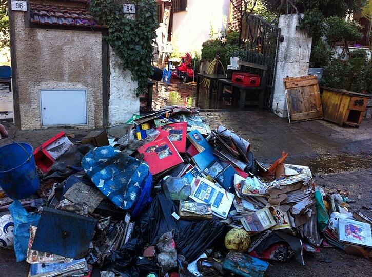 Zyklon "Cleopatra" trifft Sardinien und verwüstet die Insel. Über ein Dutzend Menschen sterben in den Fluten. Viele haben ihr Hab und Gut in den Fluten verloren.