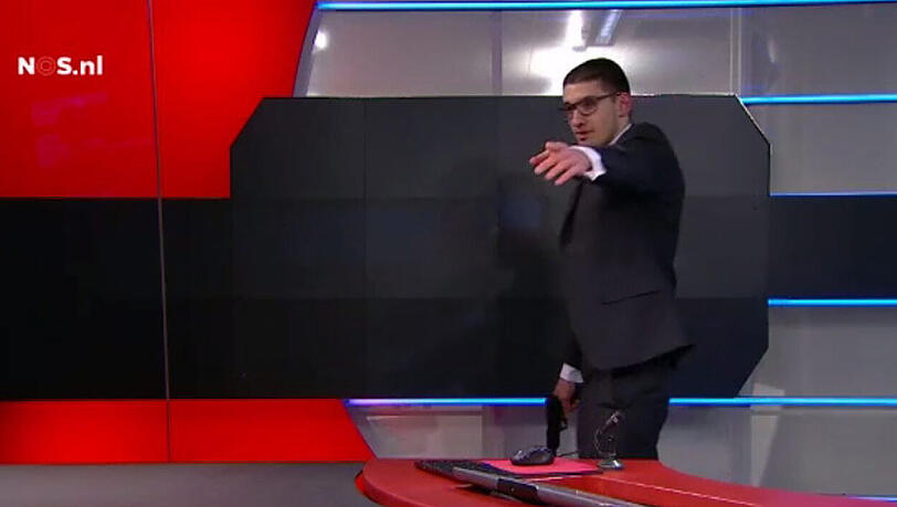 Mit einer Waffe in der Hand ist der Mann in das TV-Studio eingedrungen und forderte Redezeit. Mit einer Waffe in der Hand ist der Mann in das TV-Studio eingedrungen und forderte Redezeit.