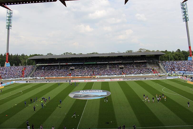 Die Bilder von der Pyro-Show der Löwen-Fans in Karlsruhe