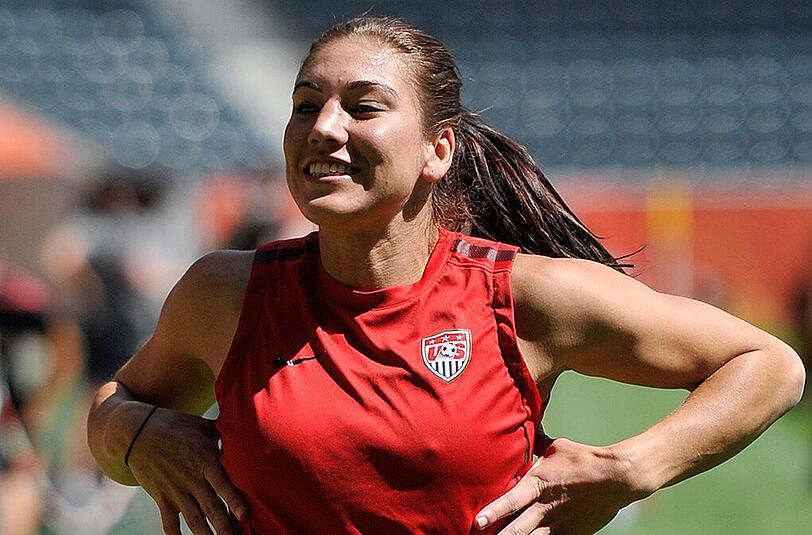 Die US-Torhüterin Hope Solo weiß auch neben dem Platz aufzufallen. Klicken Sie sich durch die Bilderstrecke.