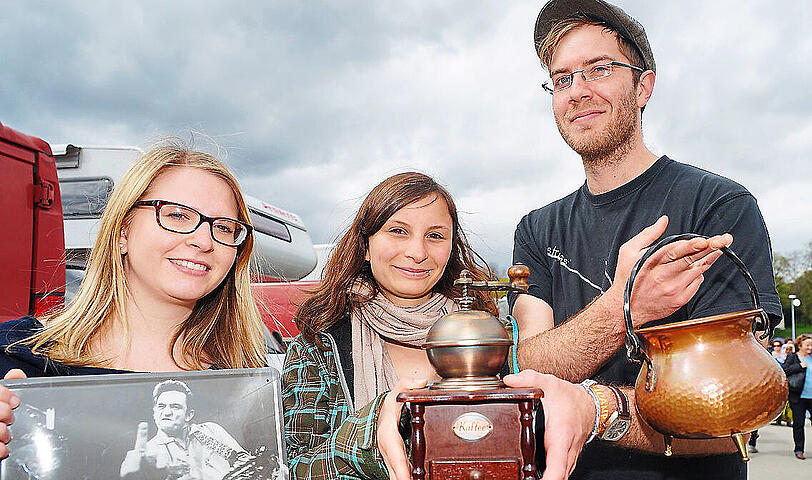 Aus dem Kessel wird ein Goldtopf: Studentin Tanja (23): &bdquo;Ich habe das Bild von Johnny Cash für ein paar Euro gekauft. Das kommt jetzt in der WG an die Wand.
Studentin Melina (26, mit Jens): &bdquo;Wir haben erst vor Kurzem von einer Freundin Fair-Trade-Kaffee aus Tansania geschenkt bekommen. Da braucht es jetzt natürlich eine Kaffeemühle. Zum Glück sind wir für günstige zehn Euro fündig geworden.
Außerdem haben wir einen Kessel für fünf Euro erstanden, den wir noch zu einem Goldtopf als Hochzeitsgeschenk mit
Goldmünzen aufpeppen wollen.&ldquo;