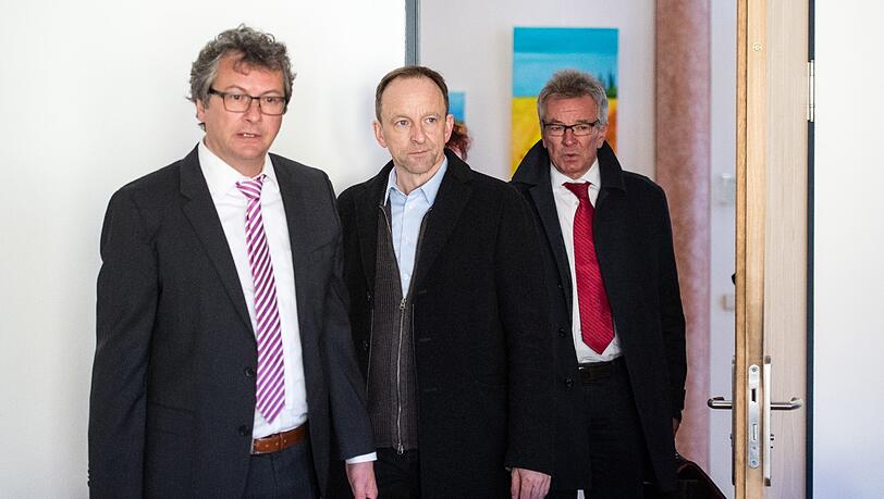 Dietmar Schach, Ex-Geschäftsführer der insolventen und geschlossenen Großmetzgerei Sieber (M), mit seinen Rechtsanwälten Andreas Meisterernst (l) und Martin Hintermayer. Die Anklagebehörde geht davon aus, dass der Firmenchef vorsätzlich mit gesundheitsgefährdenden Bakterien belastete Produkte in den Handel brachte. Dietmar Schach, Ex-Geschäftsführer der insolventen und geschlossenen Großmetzgerei Sieber (M), mit seinen Rechtsanwälten Andreas Meisterernst (l) und Martin Hintermayer. Die Anklagebehörde geht davon aus, dass der Firmenchef vorsätzlich mit gesundheitsgefährdenden Bakterien belastete Produkte in den Handel brachte.
