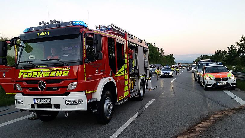 Der Wohnwagen ist komplett zerstört, das Zugfahrzeug landete in der Leitplanke. Ingesamt kamen drei Verletzte ins Krankenhaus. Die Bilder von der A7.