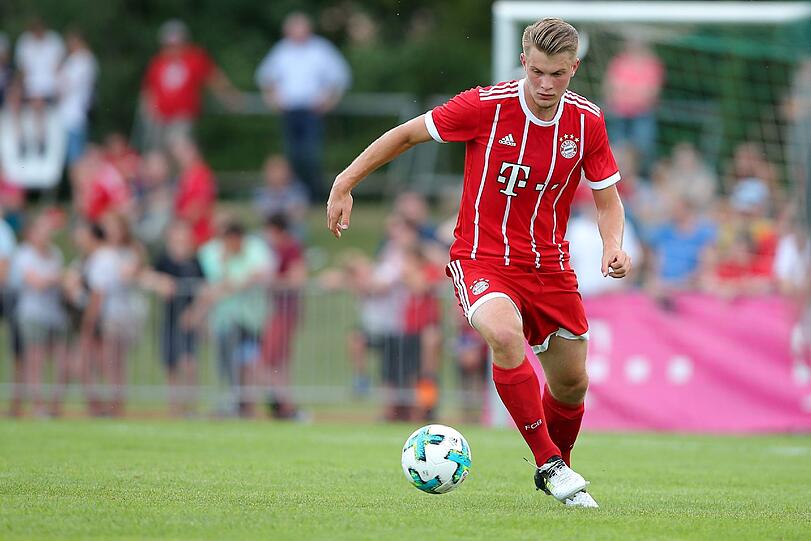 LUKAS MAI NOTE 4
Der Kapitän der U17-Meistermannschaft durfte bei den Profis ran. Sein Einsatz stimmte, stand aber wie Süle bisweilen zu weit vom Gegner weg.
