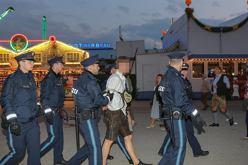 Die AZ hat die Polizisten der Wiesnwache für einen Tag begleitet: Wegerklärungen, "Kotzhügel"-Besuche, Festnahmen und einiges mehr - klicken Sie sich durch die Bilderstrecke.