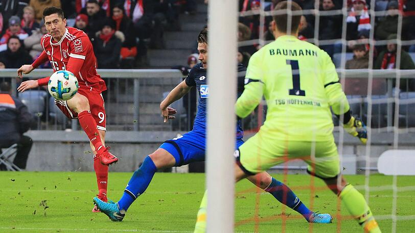 ROBERT LEWANDOWSKI, NOTE 2: Traf auch im zehnten Heimspiel dieser Saison, diesmal nach Kimmich-Schuss mit der Fußspitze, nur Trainer Jupp Heynckes (1972/73, elf Tore in Serie für Gladbach) liegt noch vor dem Polen. Immer gefährlich - auch beim 3:2 mit seiner Übersicht.